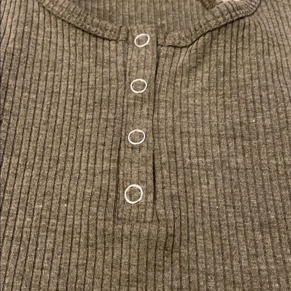 Razor back crop top - Picture 2 of 3